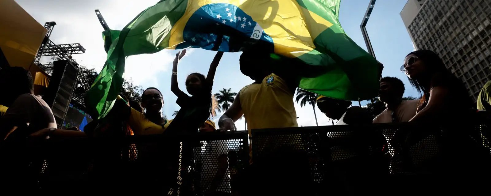 Torcedores brasileiros sofrem durante partida contra o Japão, mas celebram triunfo - Imagem do artigo