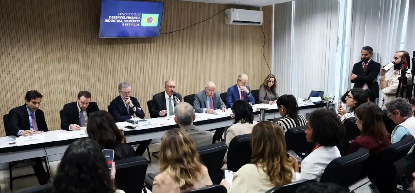 Governo promete nova ajuda a empresas afetadas por tarifa extra de 25% dos EUA - Imagem do artigo
