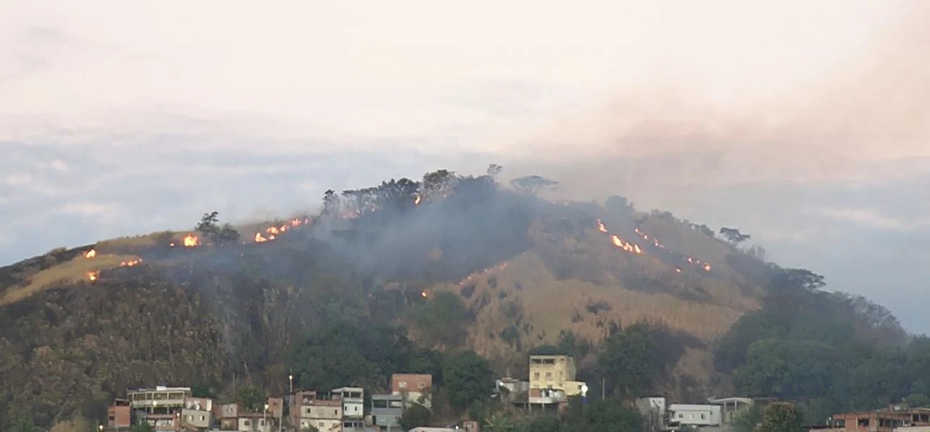 Incêndio atinge área de mata em morro do bairro Argolas, em Vila Velha - Imagem do artigo