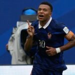 Mbappé assume liderança histórica de gols em Copas após dobradinha contra a Inglaterra Mbappé assume liderança histórica de gols em Copas após dobradinha contra a Inglaterra