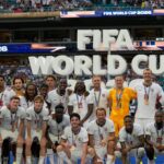 Inglaterra supera França em duelo com 10 gols e fica em terceiro na Copa do Mundo Inglaterra supera França em duelo com 10 gols e fica em terceiro na Copa do Mundo