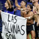 Jogadores argentinos exibem faixa sobre Malvinas e reacendem disputa com o Reino Unido Jogadores argentinos exibem faixa sobre Malvinas e reacendem disputa com o Reino Unido