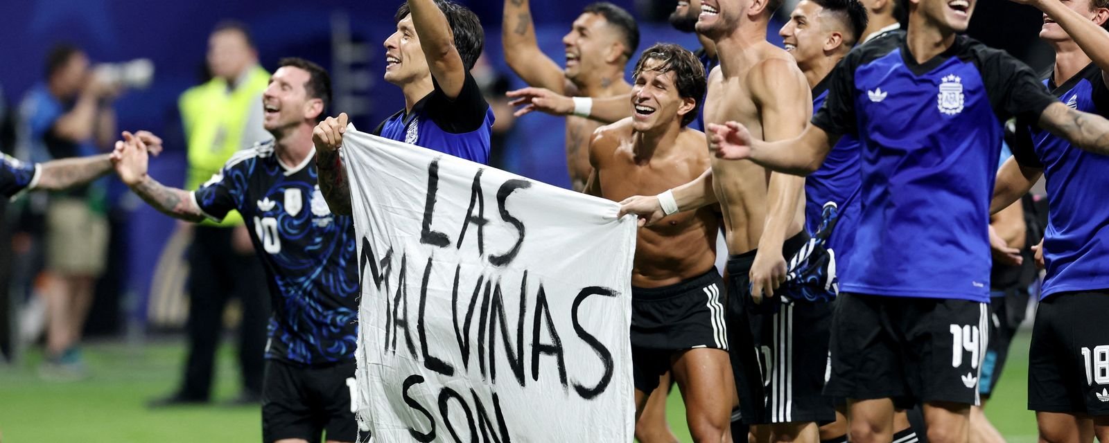 Jogadores argentinos exibem faixa sobre Malvinas e reacendem disputa com o Reino Unido - Imagem do artigo