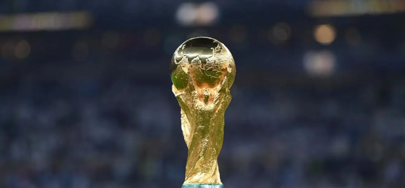 Troféu da Copa 2026 é de ouro 18 quilates, pesa 6,1 kg e pode valer até US$ 300 mil - Imagem do artigo