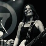 Morre Jennifer Finch, baixista do L7, aos 59 anos Morre Jennifer Finch, baixista do L7, aos 59 anos
