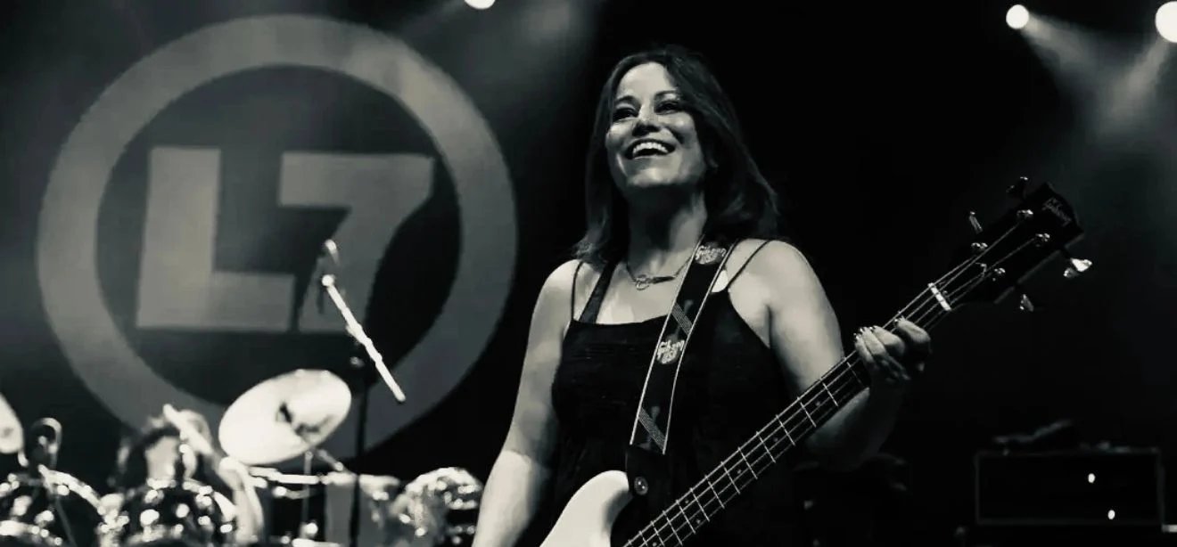Morre Jennifer Finch, baixista do L7, aos 59 anos - Imagem do artigo