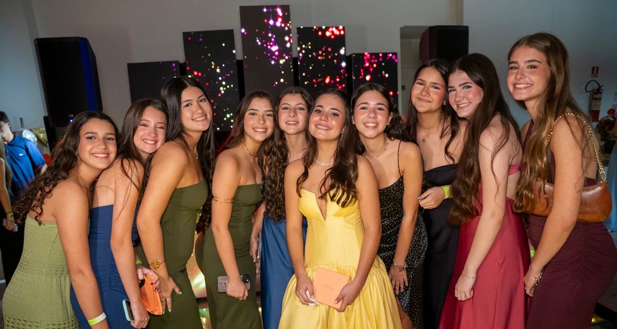 Festa de 15 anos de Alice Magnago reúne família e amigos em Vitória - Imagem do artigo
