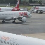Encarecimento das passagens aéreas leva brasileiros a rever viagens Encarecimento das passagens aéreas leva brasileiros a rever viagens