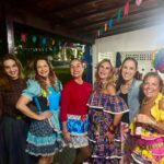 Arraiá dos Primos reúne familiares em Jacaraípe com fogueira, sanfoneiro e pratos típicos Arraiá dos Primos reúne familiares em Jacaraípe com fogueira, sanfoneiro e pratos típicos