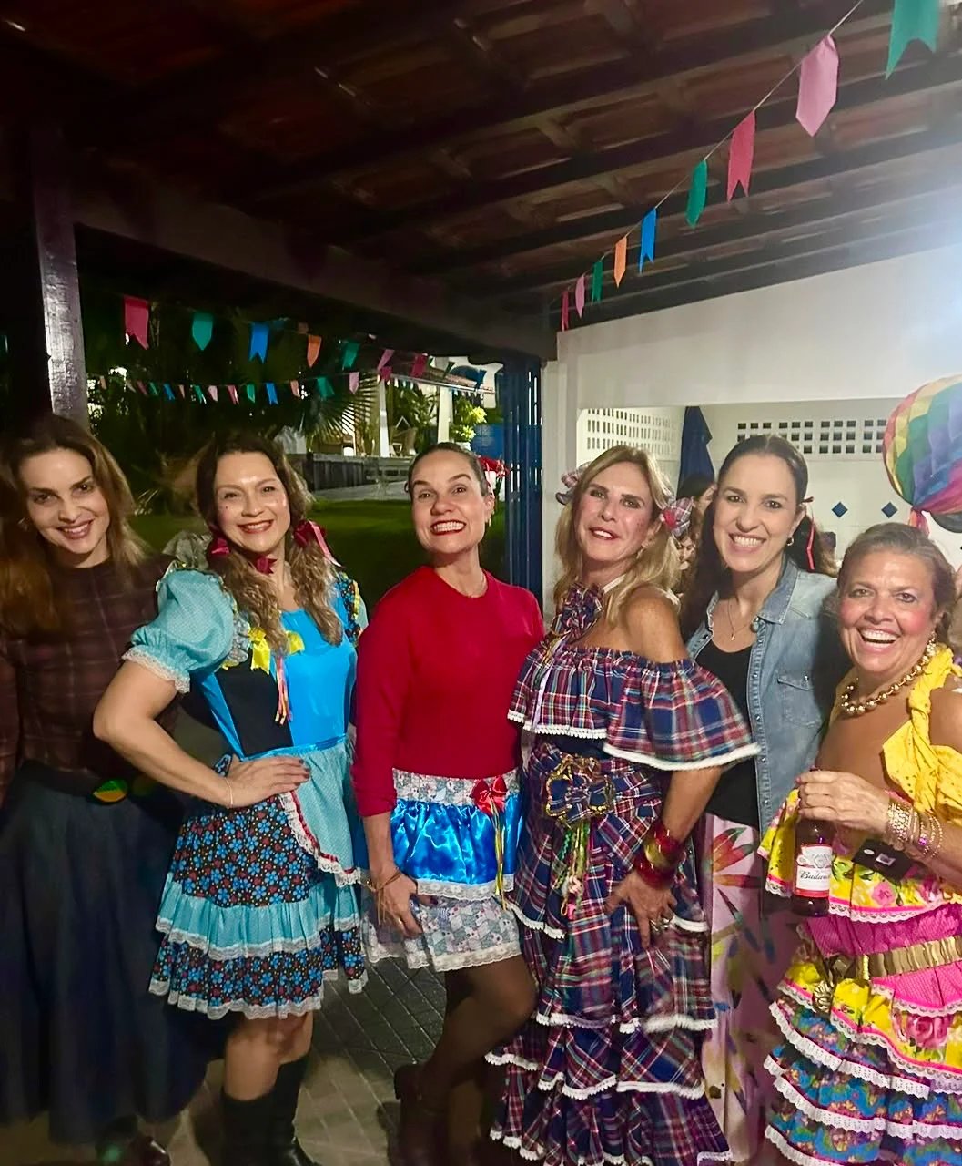 Arraiá dos Primos reúne familiares em Jacaraípe com fogueira, sanfoneiro e pratos típicos - Imagem do artigo
