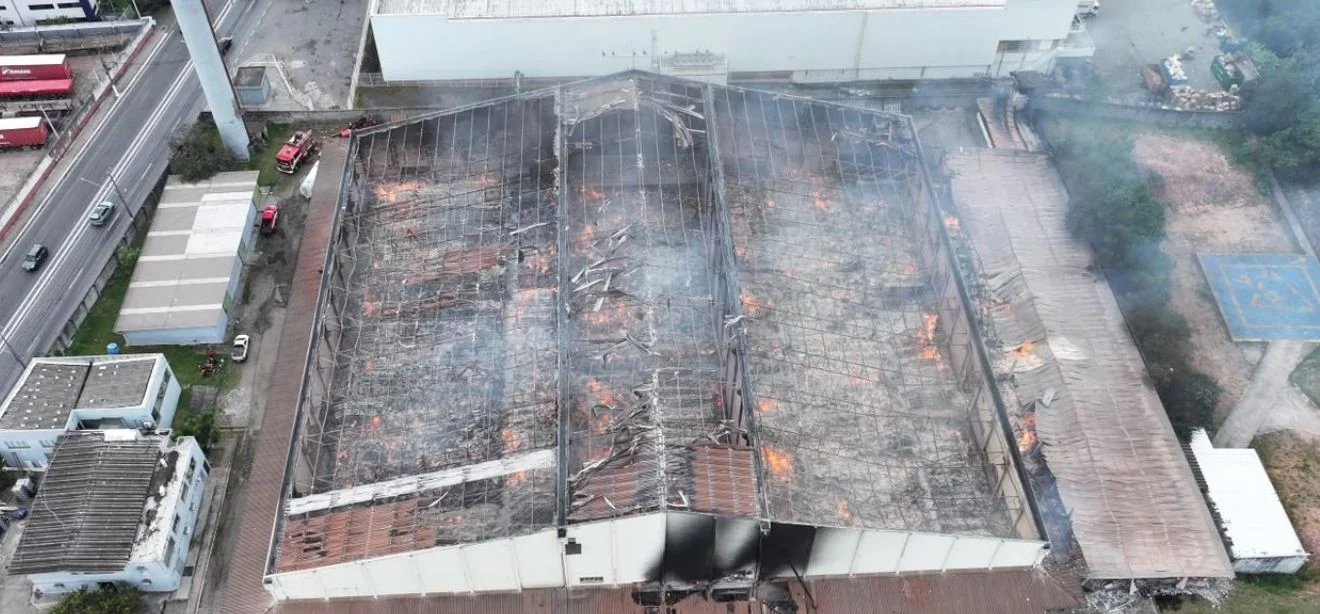Incêndio destrói galpão do Arquivo do TJES na Serra; teto desaba e acervo é consumido pelas chamas - Imagem do artigo