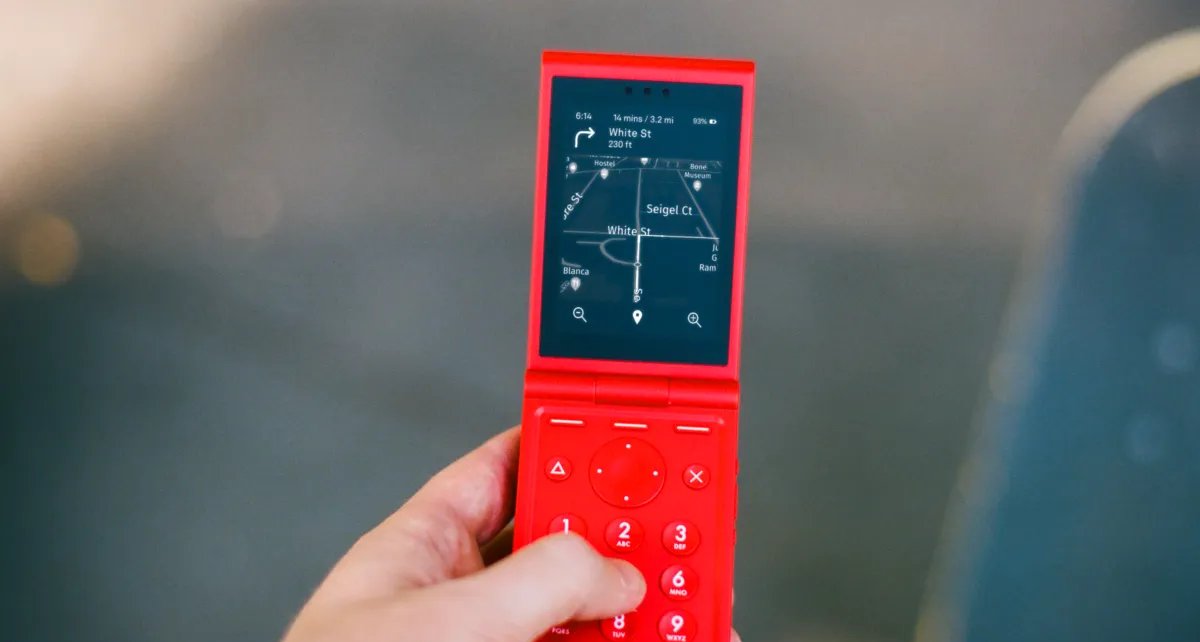 Startup Light lança Light Flip, celular dobrável minimalista de US$ 299 com entrega prevista para 2027 - Imagem do artigo