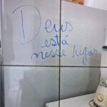 Inscrição “Deus está aqui” permanece intacta após incêndio em galpão do TJES
