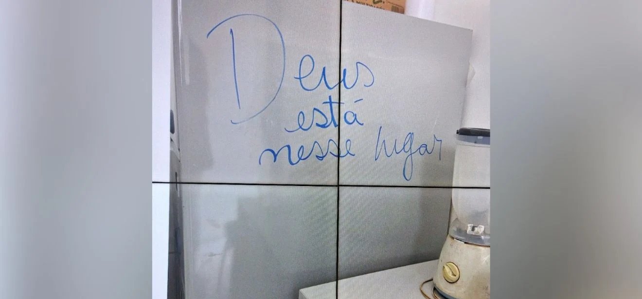 Inscrição “Deus está aqui” permanece intacta após incêndio em galpão do TJES - Imagem do artigo
