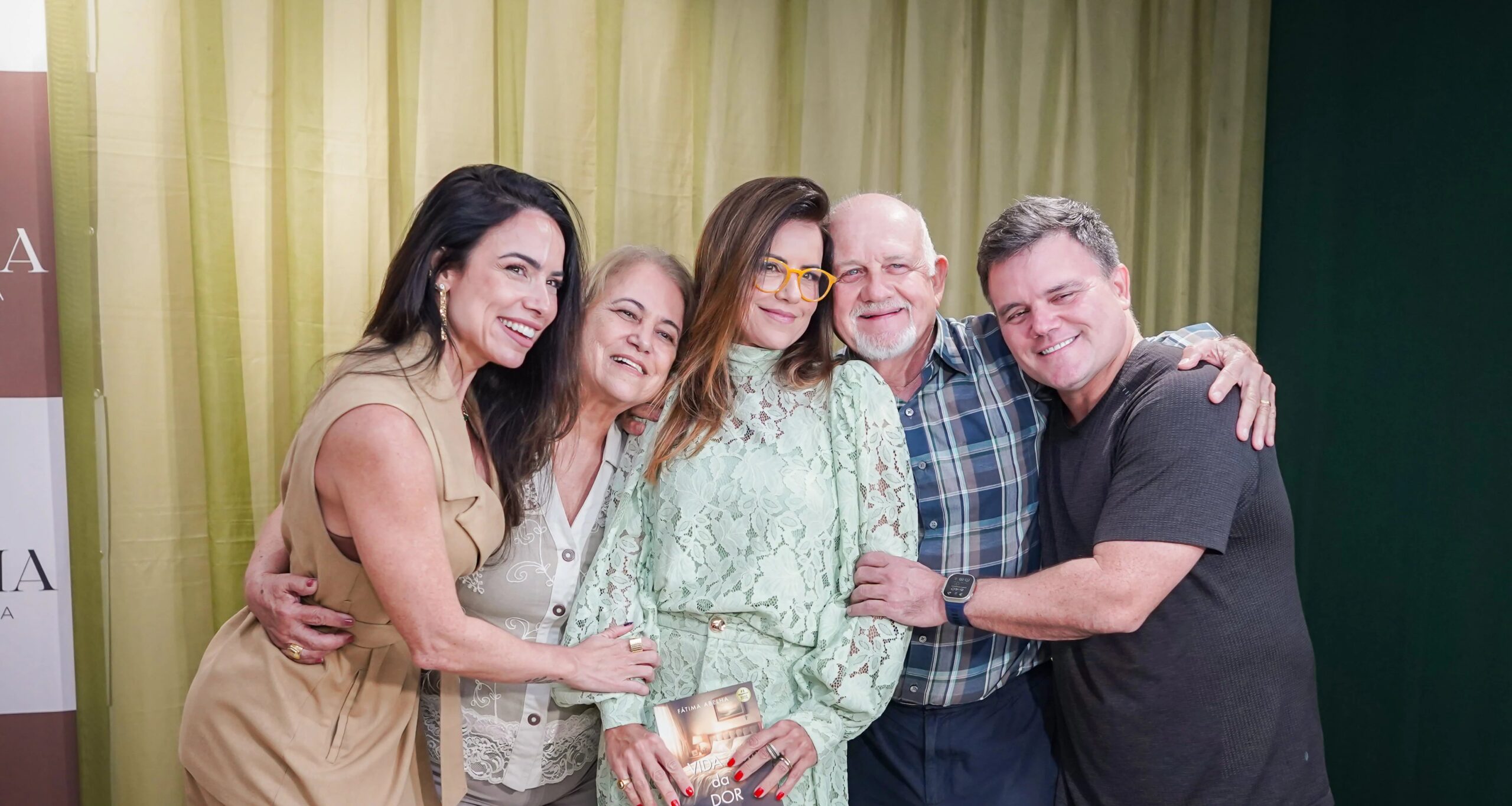 Livro de Fatinha Abelha aborda superação após luto e vira best-seller antes do lançamento presencial - Imagem do artigo