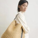 Bolsas de materiais naturais e design funcional dominam o verão europeu e inspiram o mercado brasileiro