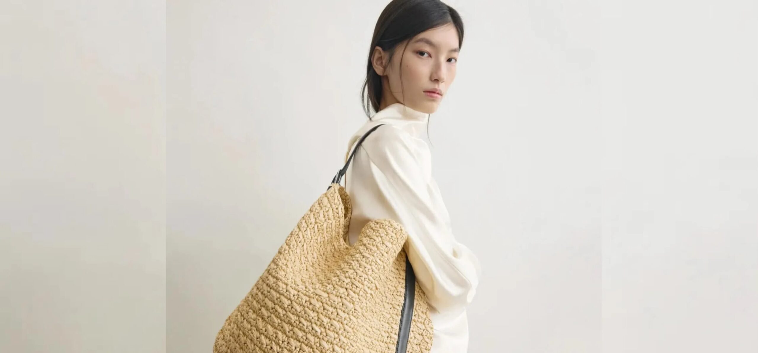 Bolsas de materiais naturais e design funcional dominam o verão europeu e inspiram o mercado brasileiro - Imagem do artigo