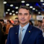 Flávio Bolsonaro inicia sua campanha em Juiz de Fora Flávio Bolsonaro inicia sua campanha em Juiz de Fora