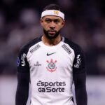 Corinthians Anuncia Saída de Memphis Depay em Meio a Crise Financeira e Pressões Políticas