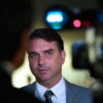 Flávio Bolsonaro critica ações de Moraes em relação à imprensa Flávio Bolsonaro critica ações de Moraes em relação à imprensa